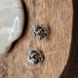 E662 sterling crown earrings